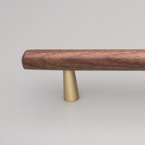 L7763 Tilla Handle Brass Feet